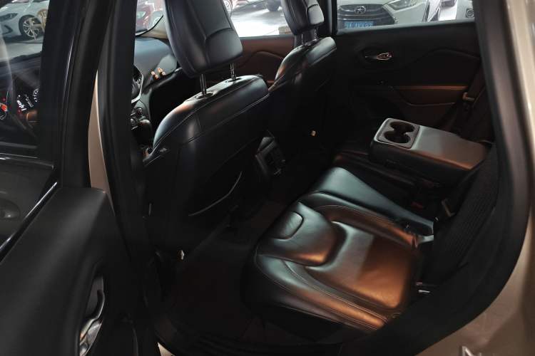 Used  Cherokee 2016 2.4L Leading Edition
