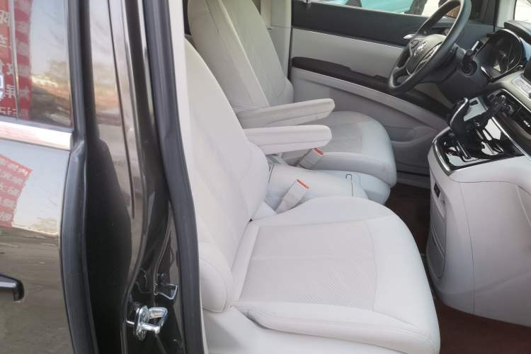 Used Buick GL8 2022 Land Cruiser Executive Class 652T Comfort Model
