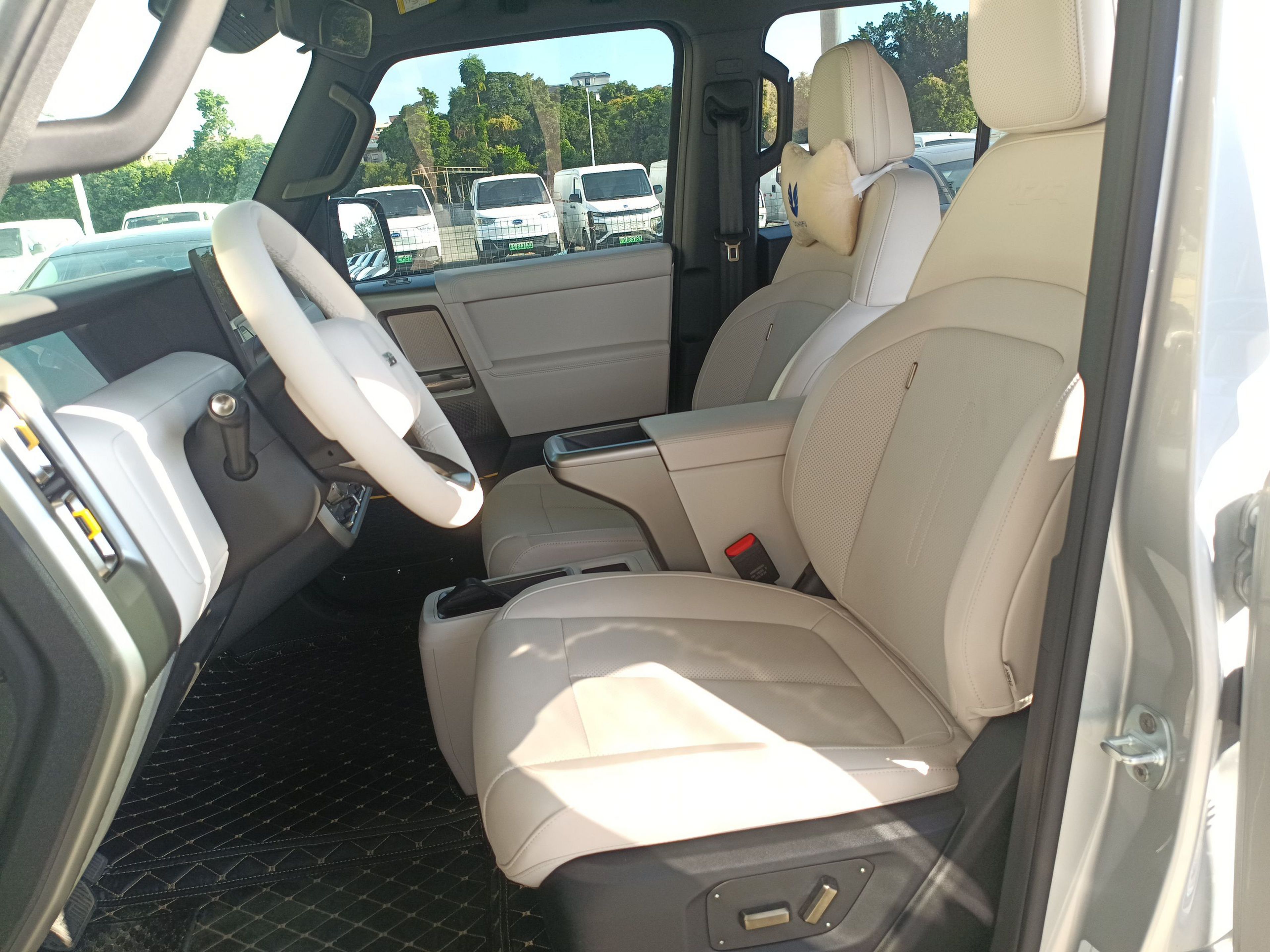 المقاعد الأمامية داخل السيارة