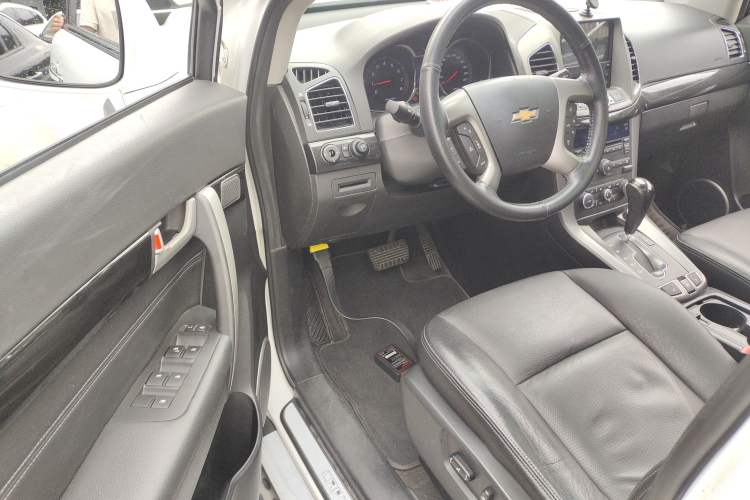 Used Chevrolet Captiva 2015 2.4L 4x4 Flagship Edition 7-Seater
