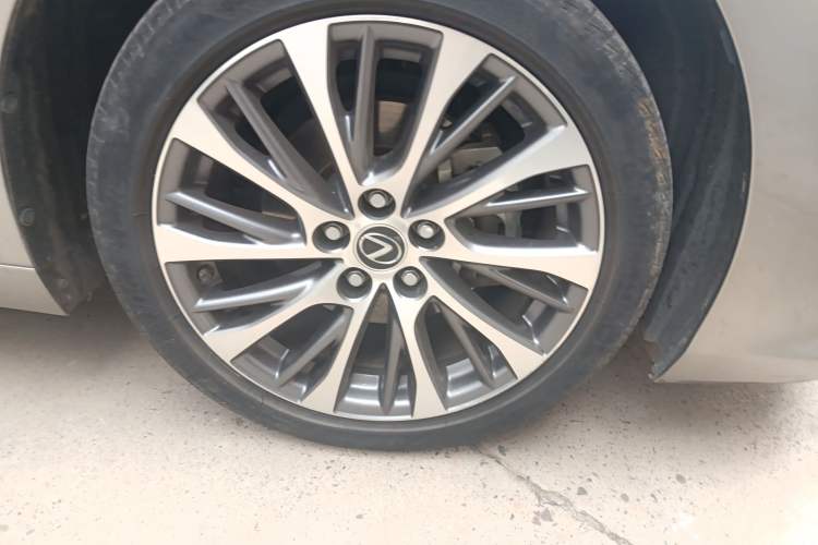 Used Lexus ES 2020 300h Deluxe Edition
