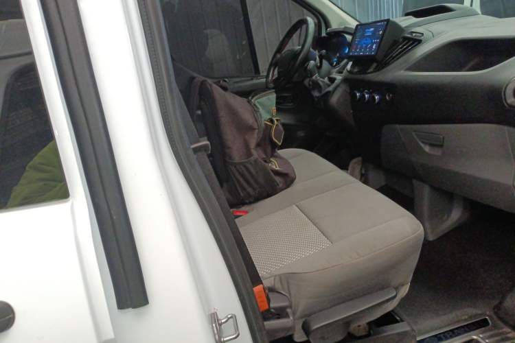 Used Ford Transit 2020 2.0T Diesel Multi-Function Commercial Vehicle Mid-Chassis Low-Roof Design with Dual Rear Doors Meeting China VI Emission Standards
