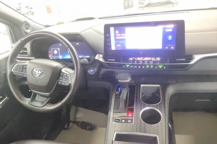 Used Toyota Sienna 2023 2.5L Hybrid Platinum Edition