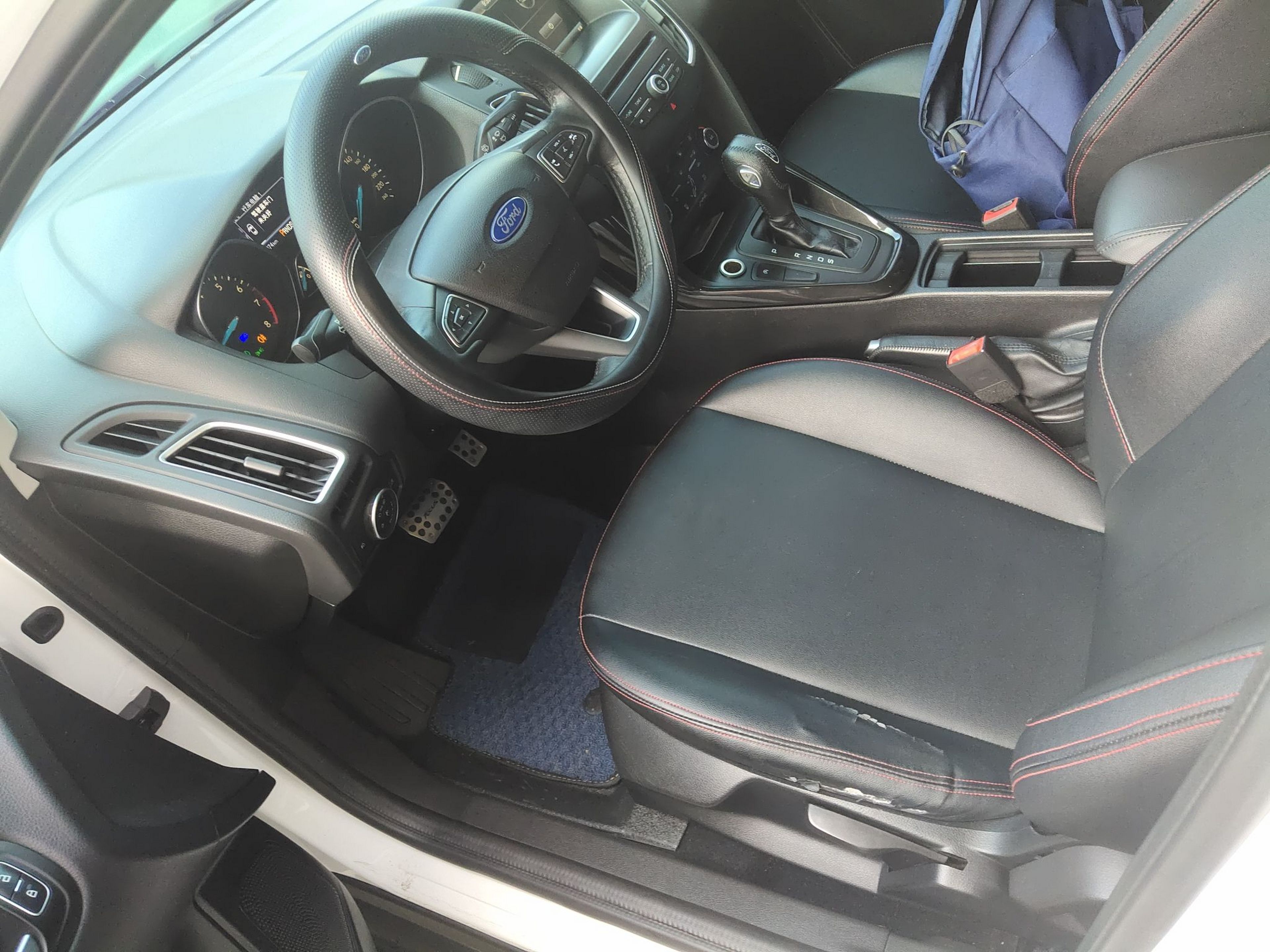 Переднее сиденье в автомобиле