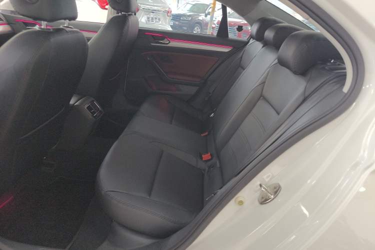 Used Volkswagen Lamando 2015 230TSI DSG Fashion Edition
