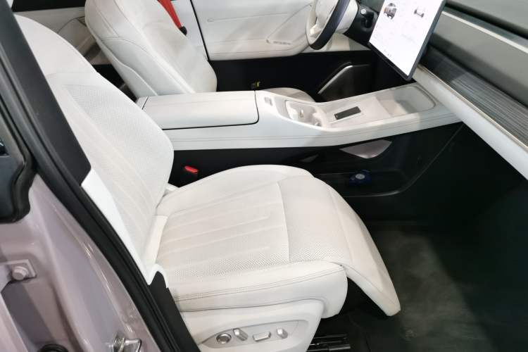 Used ONVO L60 2024 60 kWh Rear-Drive Version