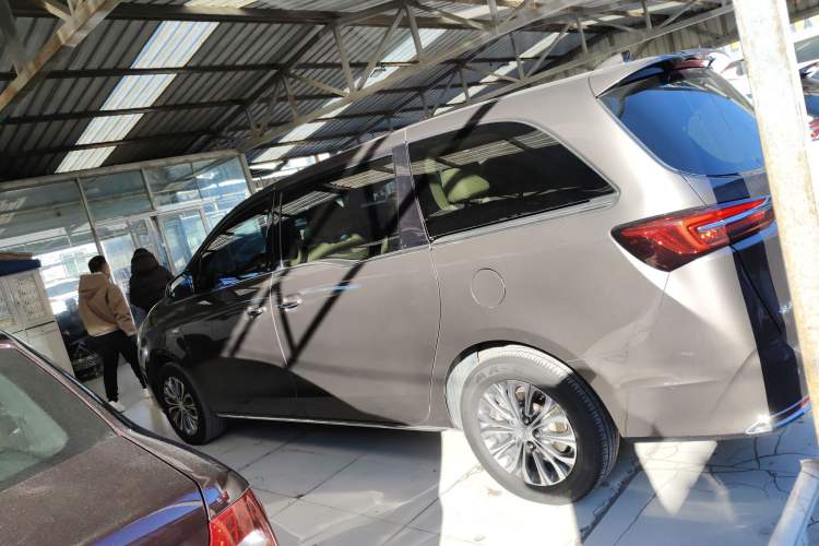 Used Buick GL8 2023 Facelifted Land Cruiser Executive Luxury Version
