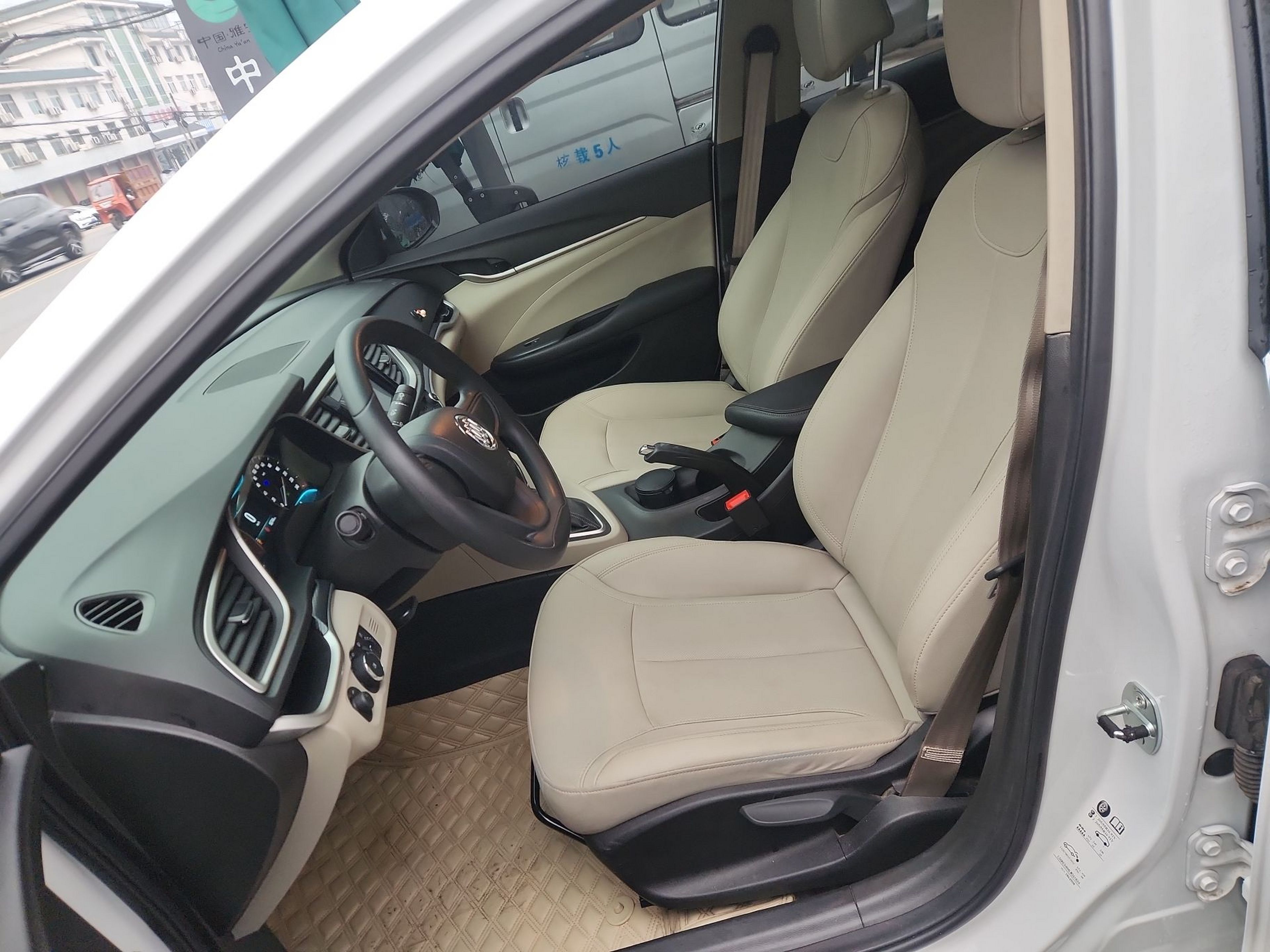 Переднее сиденье в автомобиле