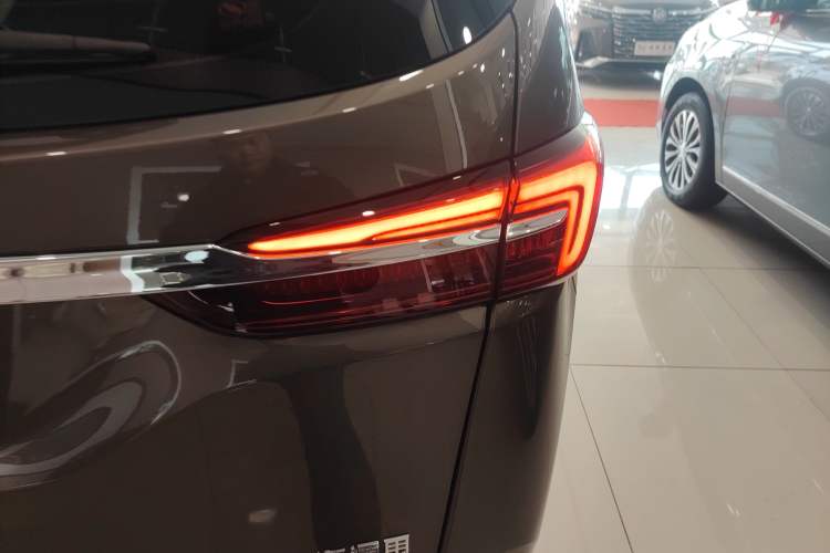 Used Buick GL8 2023 Land Executive Class Comfort Model
