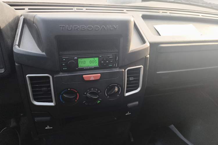 Used Iveco Daily 2020 2.5T A35 Passenger Van with Dual Tires Mid-Roof Design 5-9 Seater China V Emission Standard