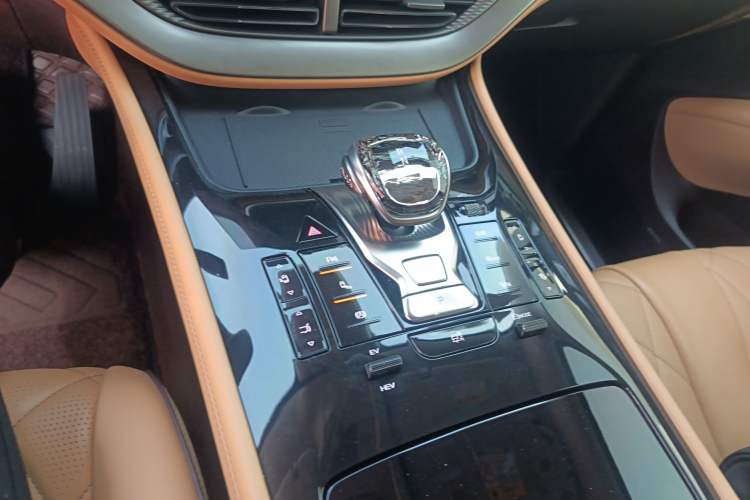 Used Denza D9 2025 DM-i Smart Drive 1020 Four-Wheel Drive Premium Model