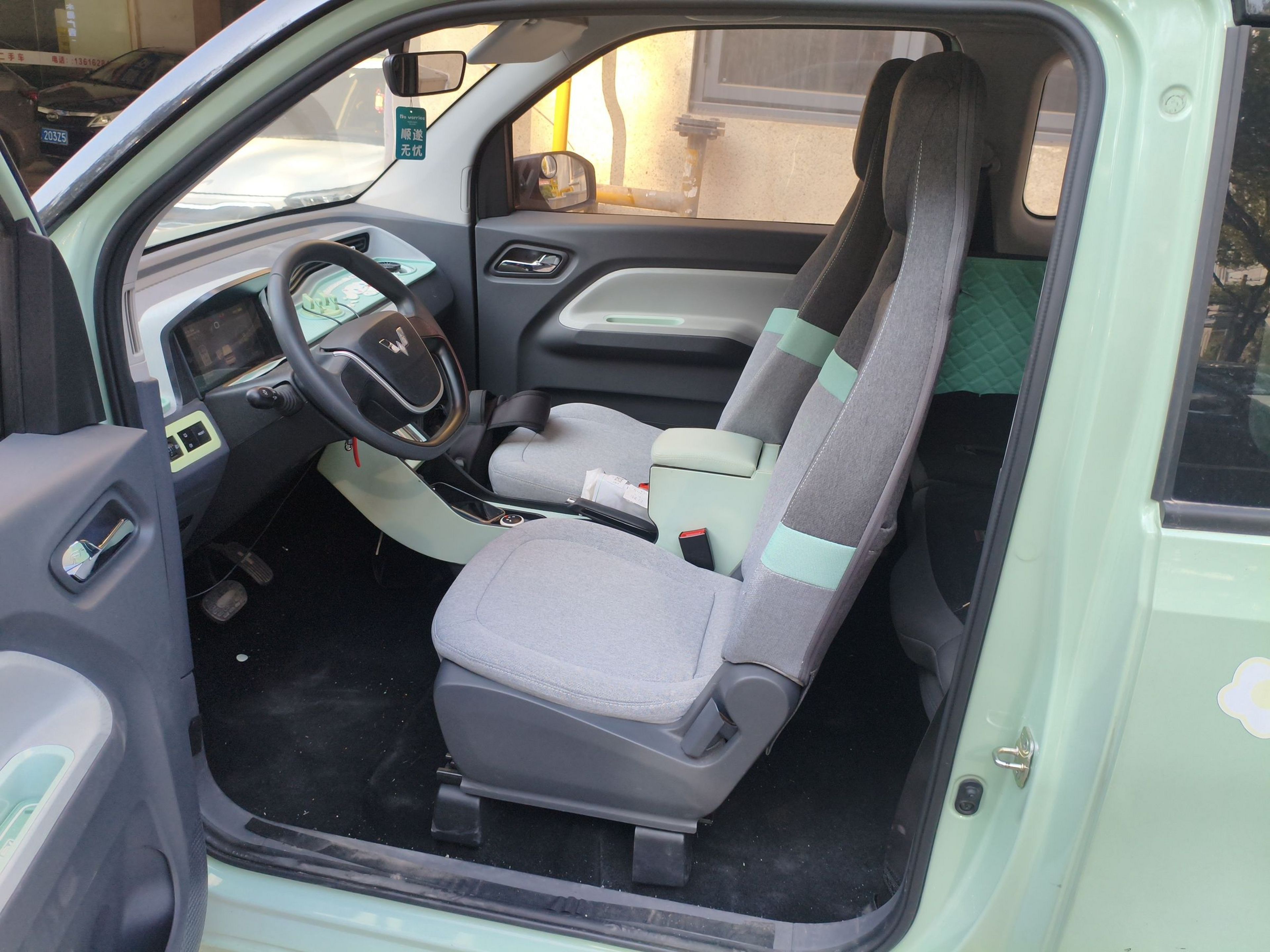 Переднее сиденье в автомобиле