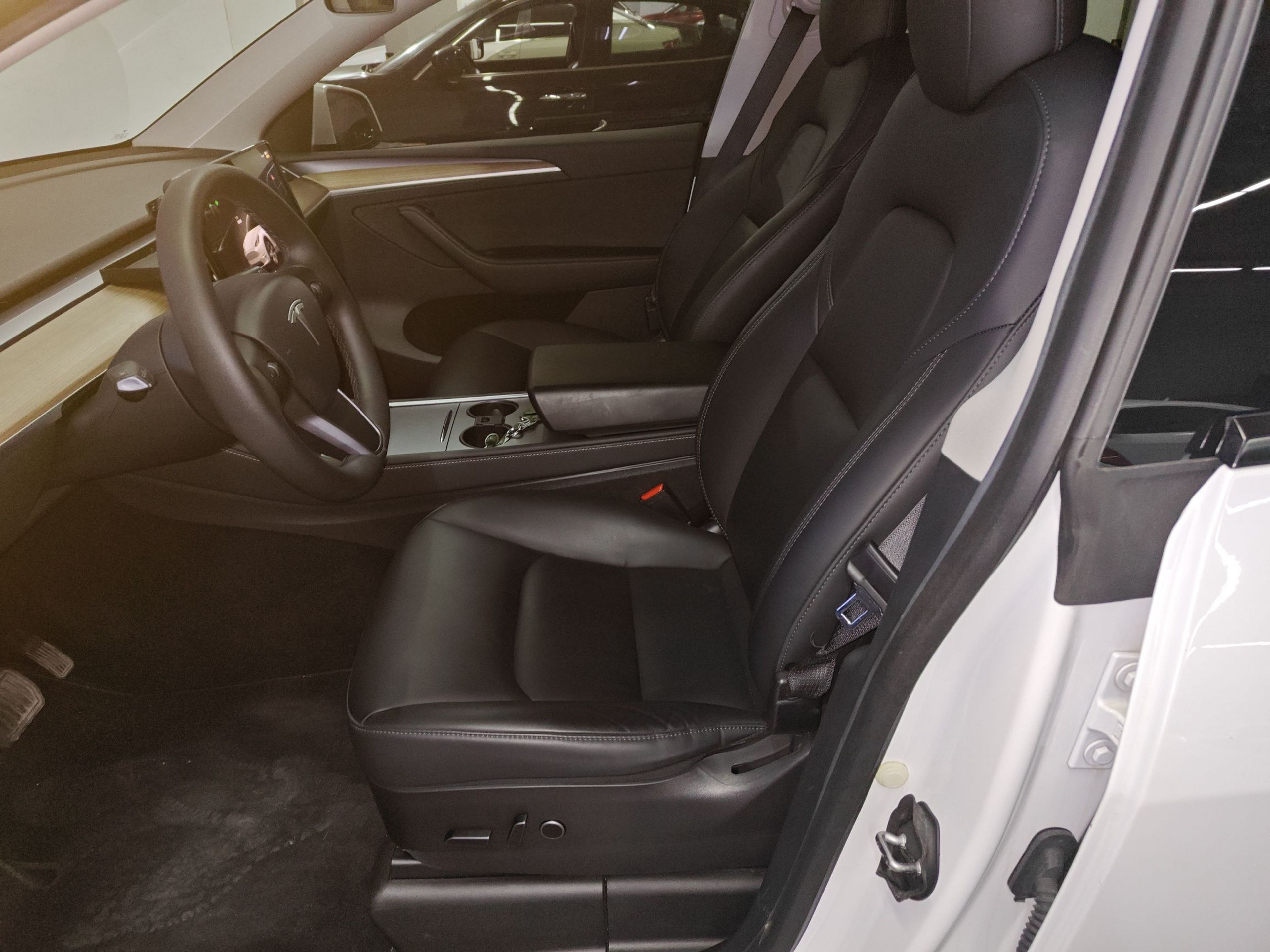 Переднее сиденье в автомобиле