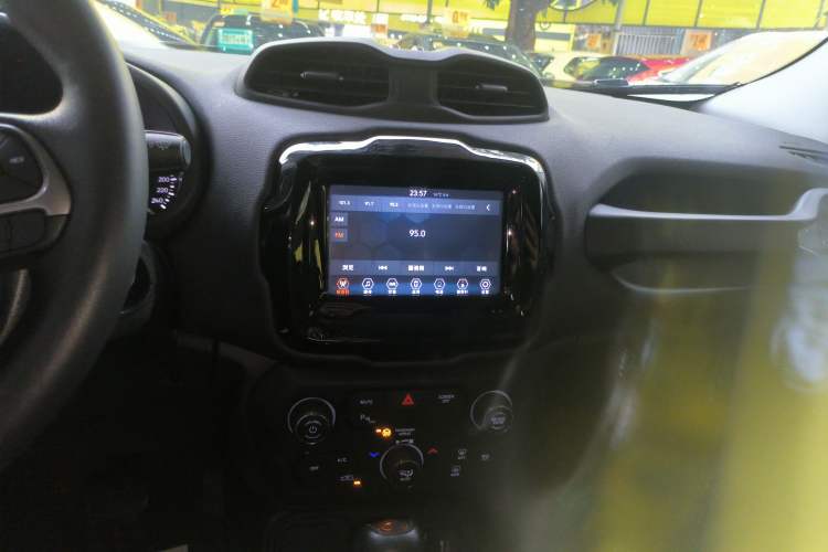 Used  Renegade 2019 220T Automatic Elite Edition
