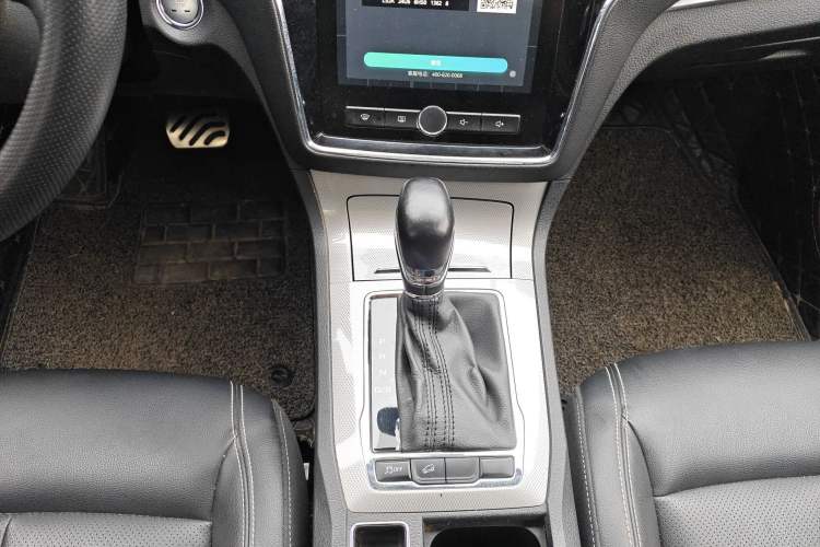 Used Roewe RX5 2016 20T Two-Wheel Drive Automatic Internet Smart Edition
