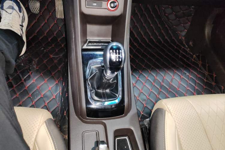 Used Baojun 310W 2017 1.5L Manual Fashion Model China V
