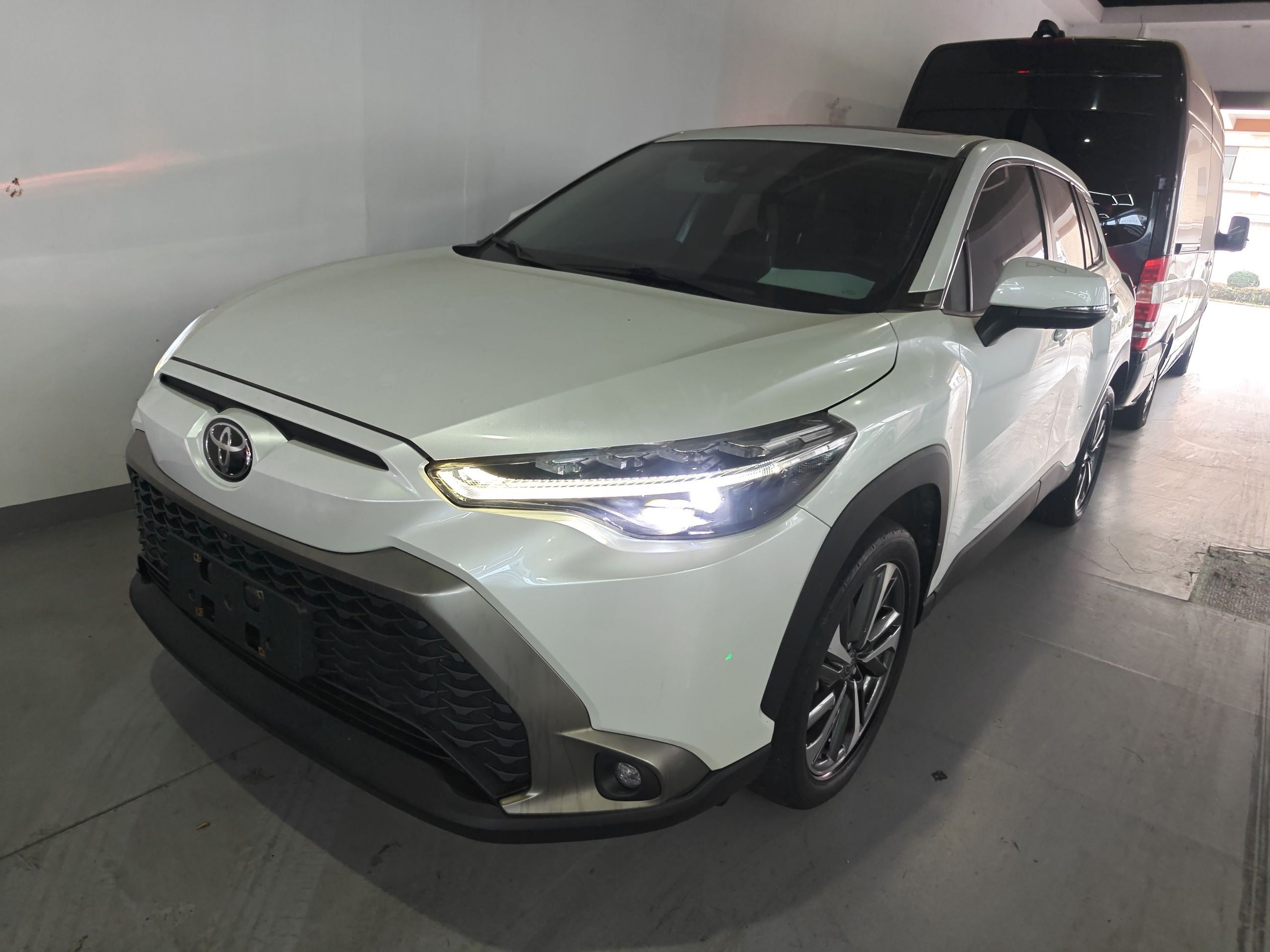 Под передней частью автомобиля