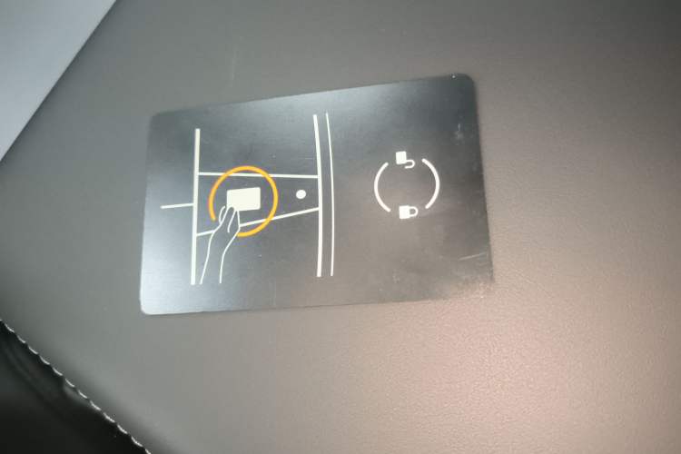 Used Tesla Model Y L 2025 Long-Range All-Wheel-Drive Version
