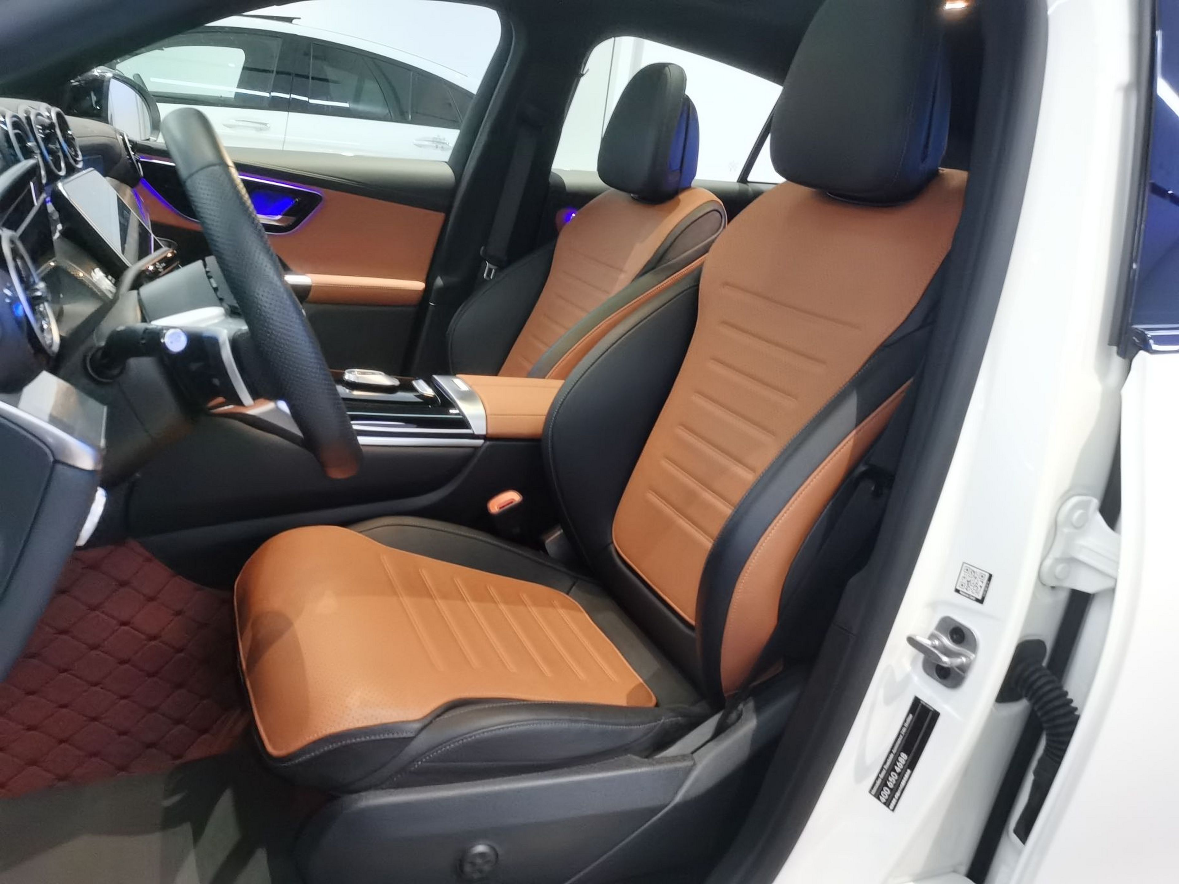 المقاعد الأمامية داخل السيارة