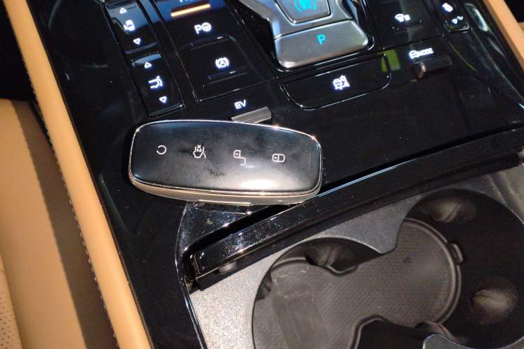 Used Denza D9 2024 DM-i 980 Four-Wheel Drive Flagship Model
