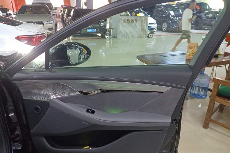 Used VOYAH PASSION 2024 PHEV Four-Wheel Drive Ultra-Long Range Flagship Model
