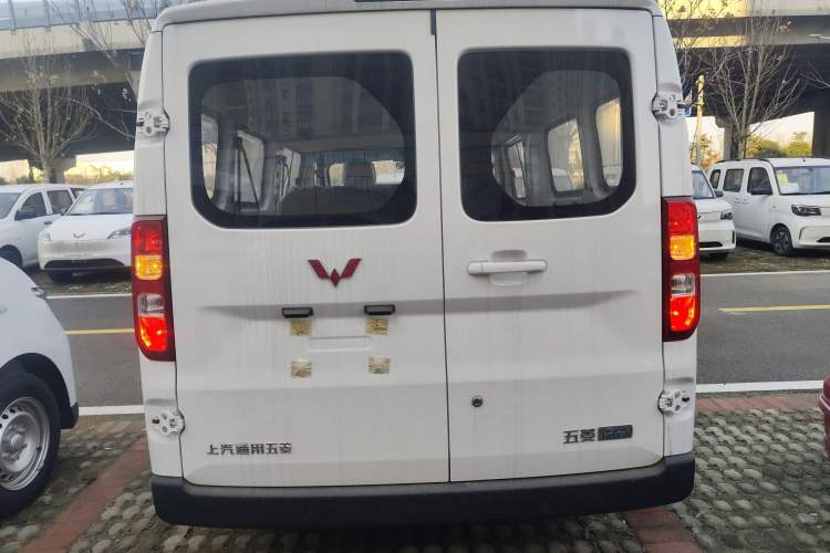 Used Wuling Yangguang 2024 300KM Comfort Version Passenger Van 75kW
