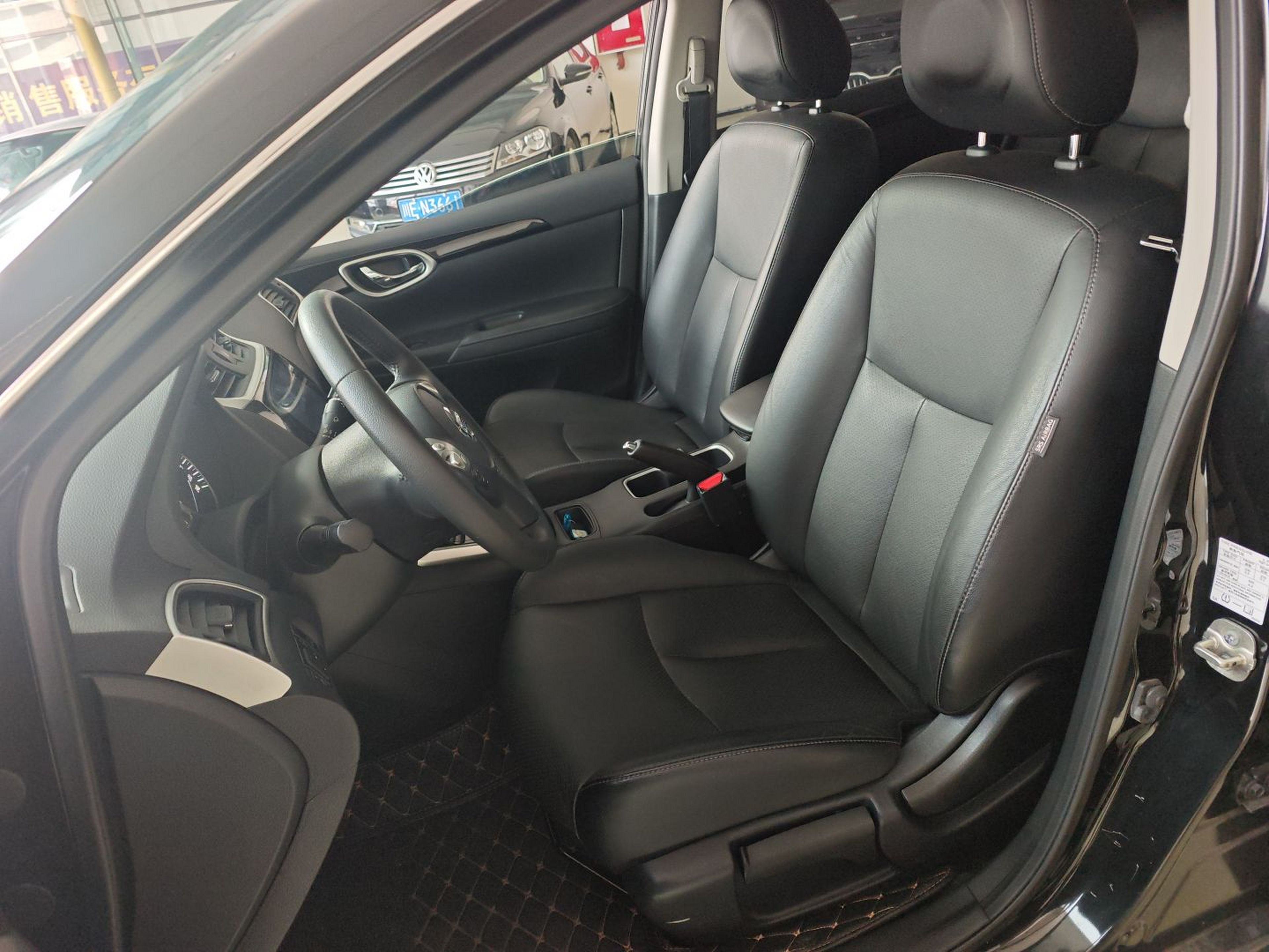 Переднее сиденье в автомобиле