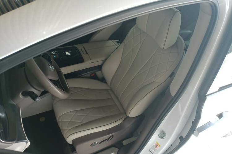 Used Denza D9 2022 DM-i 1040 Prestige Model