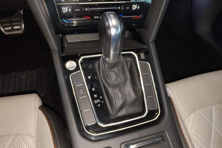 Used Volkswagen Magotan 2023 2 Million Units Limited Edition 330TSI DSG Leading Version
