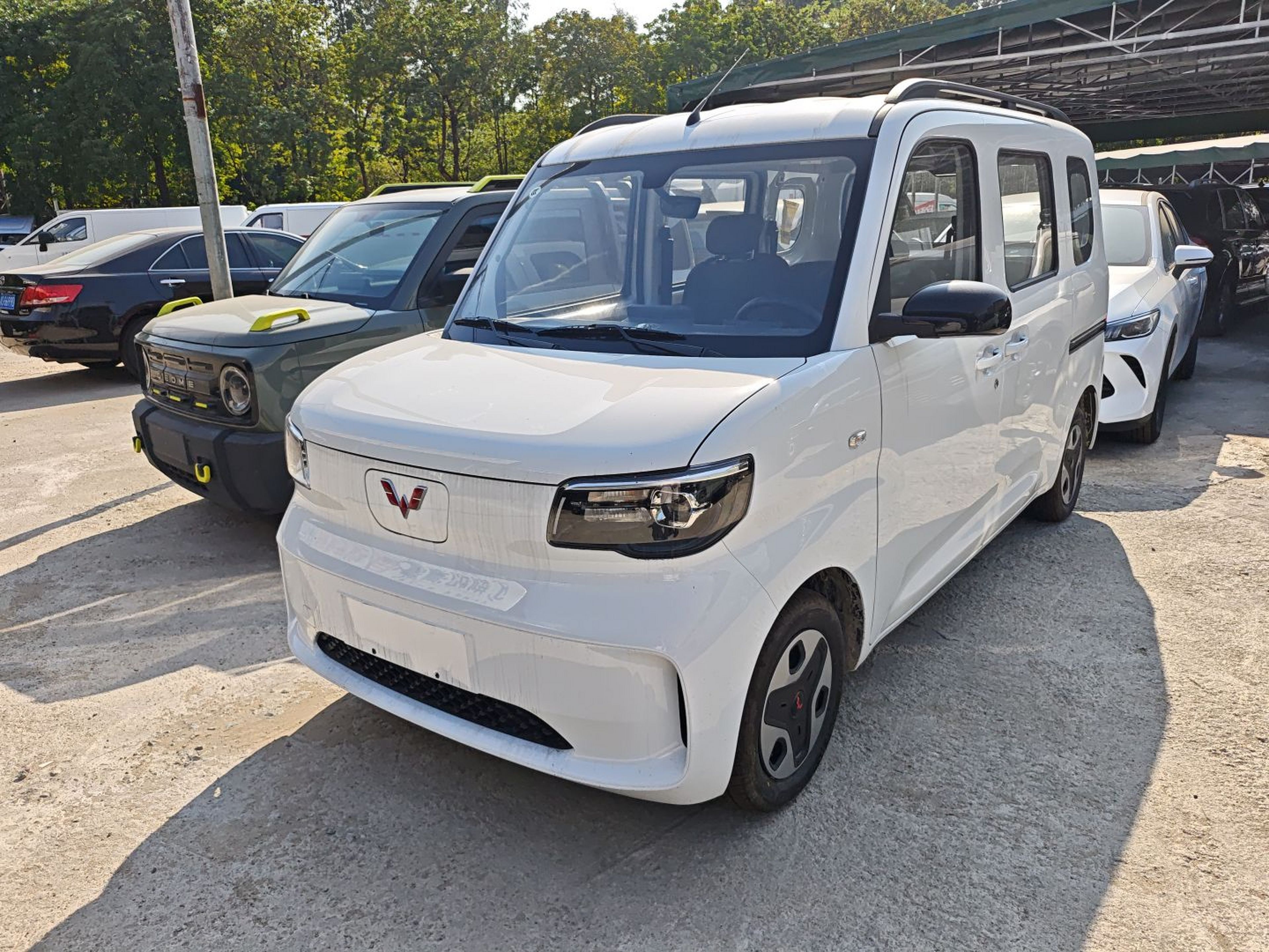 تحت مقدمة السيارة