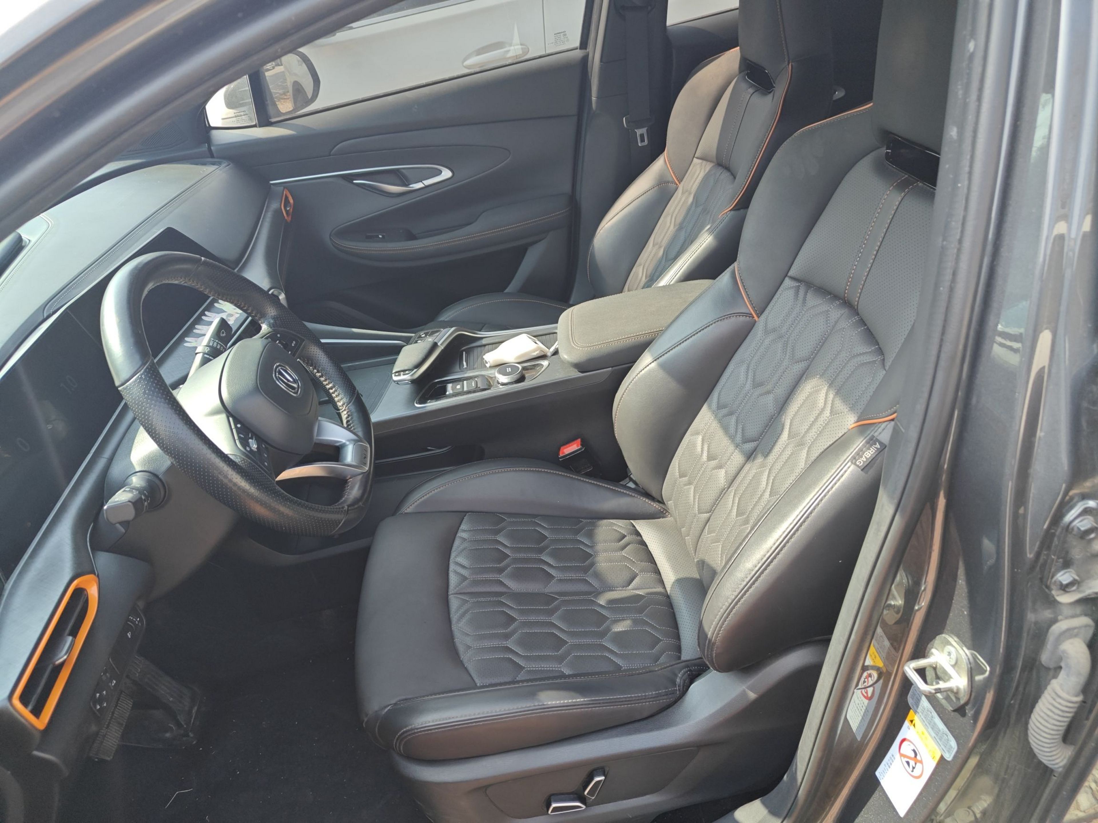 المقاعد الأمامية داخل السيارة