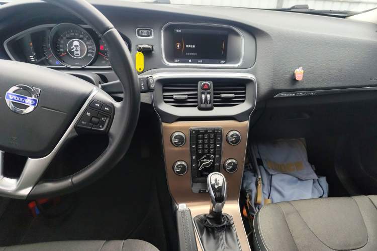 Used Volvo V40 2014 Cross Country 2.0T Zhiyi Edition
