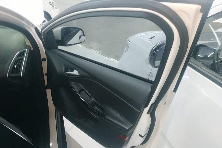 Used Ford Focus 2012 Sedan 1.6L Automatic Fashion Edition
