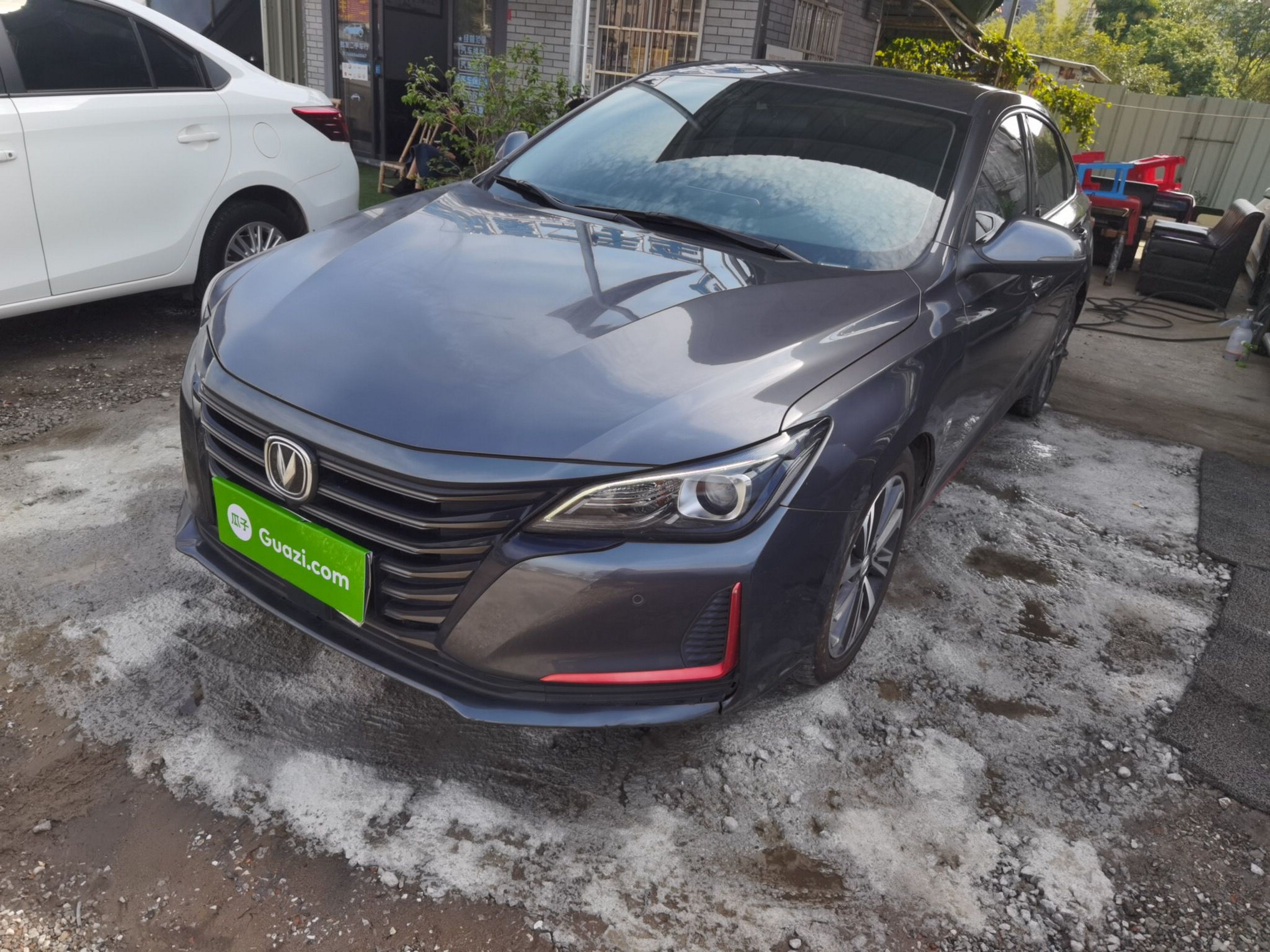 Под передней частью автомобиля