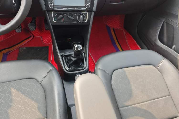 Used Volkswagen Santana 2015 1.6L Manual Comfort Edition
