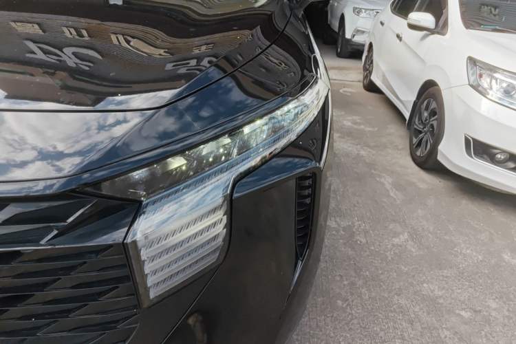 Used Venucia V 2022 260T Black Horse Edition · Idol