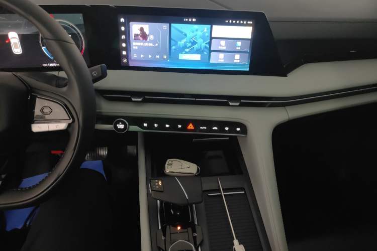 Used Changan CS75 PLUS 2024 3rd Generation Champion Edition 1.5T Intelligent Drive Dynamic Model
