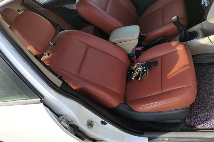 Used Venucia R50 2015 1.6L Manual Fashion Edition
