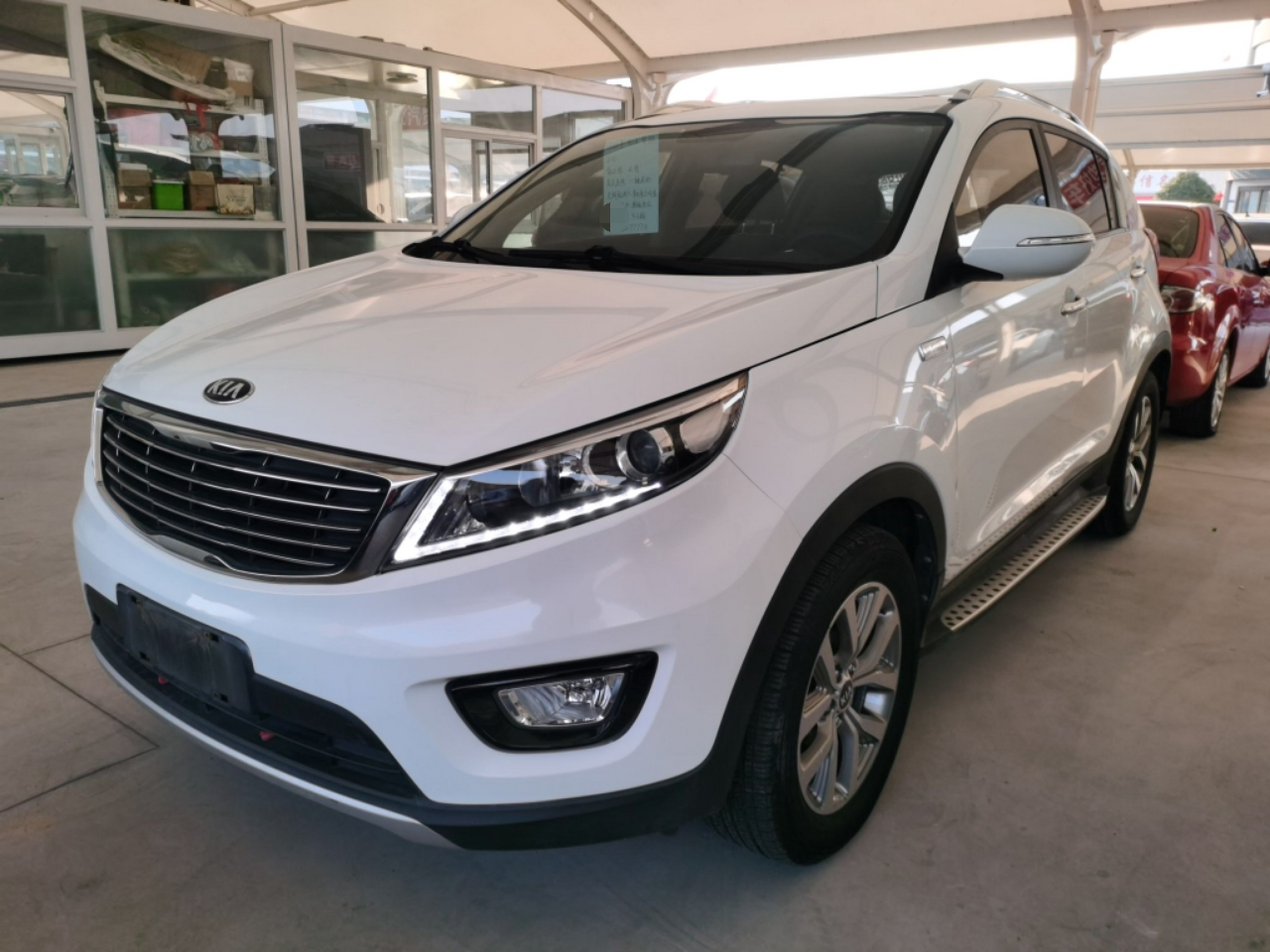 تحت مقدمة السيارة