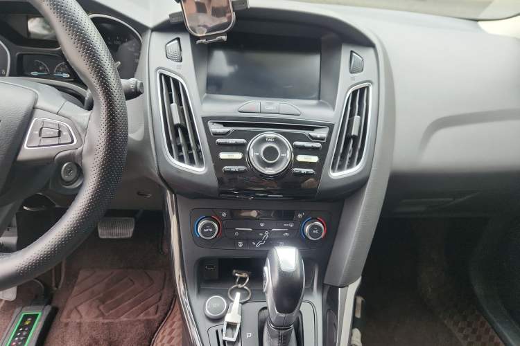 Used Ford Focus 2017 Hatchback 1.6L Automatic Fashion Edition Smart Drive Version
