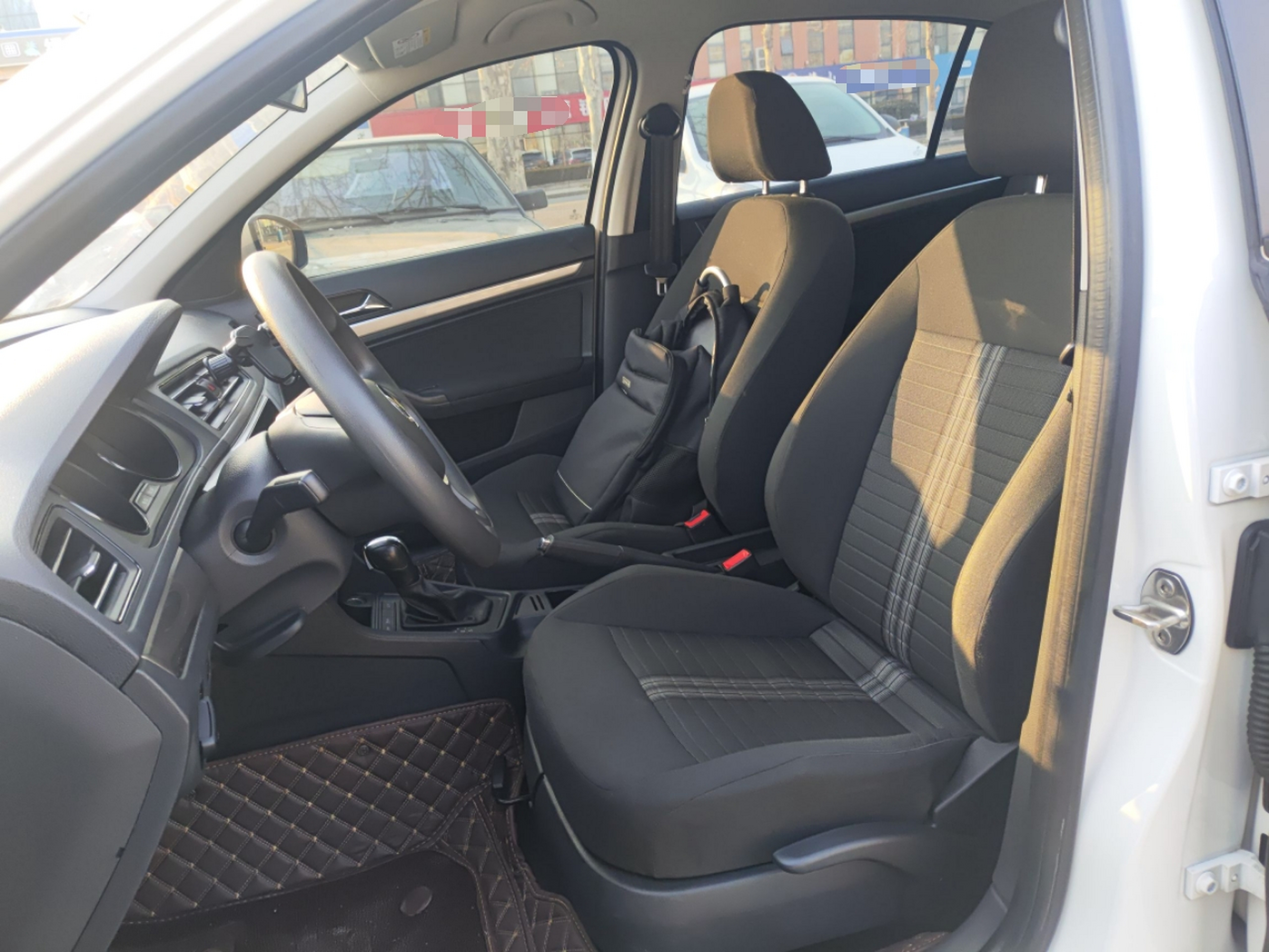 Переднее сиденье в автомобиле