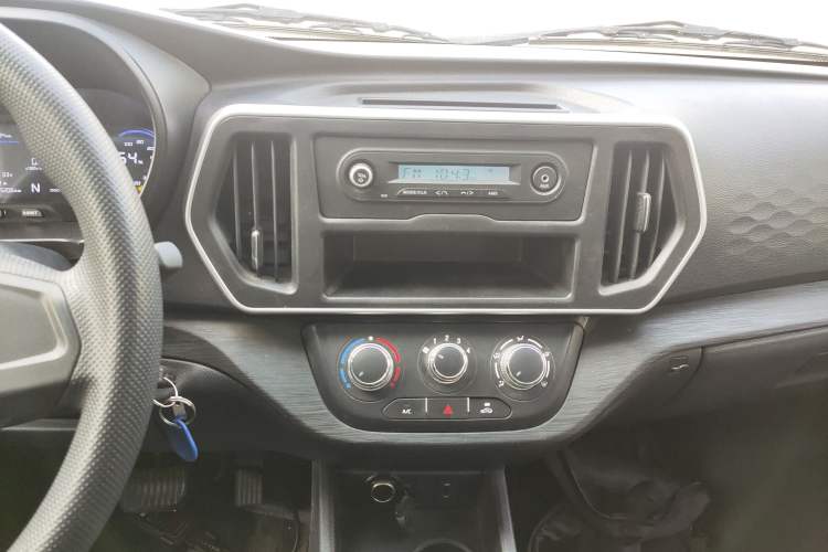 Used Chana Ruixing EM80 2025 Passenger Version Comfort Edition 6-Seater 300 km Dual-Swing Doors
