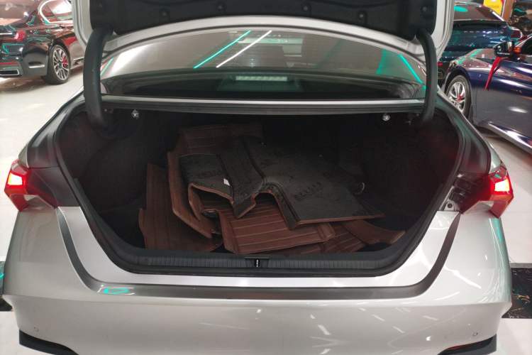 Used Toyota Avalon 2019 Dual-Engine 2.5L XLE Prestige Version China VI Standard
