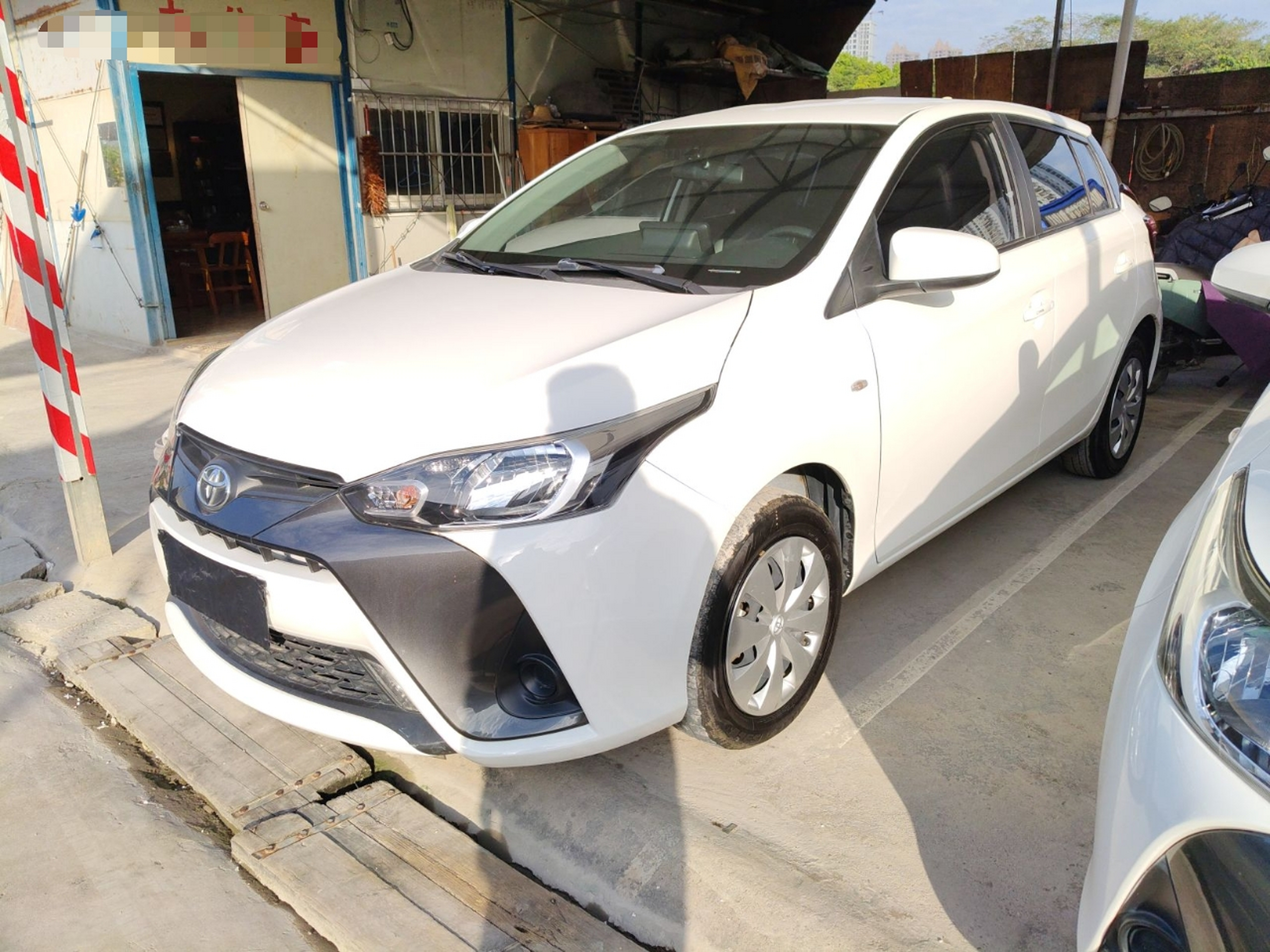 Под передней частью автомобиля