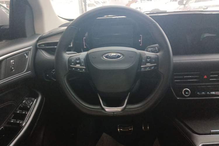 Used Ford Edge 2021 PLUS EcoBoost 245 Two-Wheel-Drive Titanium 7-Seater
