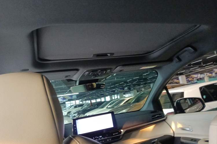 Used Toyota Sienna 2023 2.5L Hybrid Deluxe Edition
