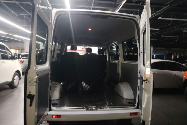 Used SAIC MAXUS Xintu V80 2023 2.0T Manual Classic Aoyuntong Short Wheelbase Mid-Roof 5/6-Seater