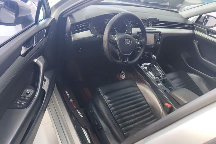 Used Volkswagen Magotan 2017 330TSI DSG Leading Model
