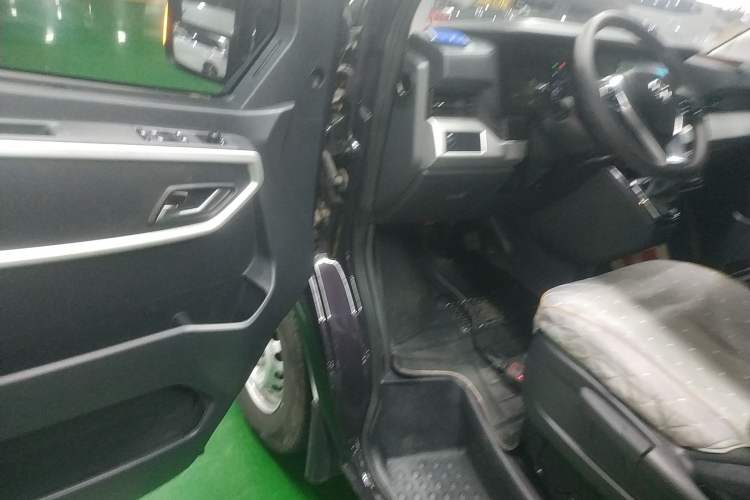 Used  Yufeng 2023 V9+ 2.0T Automatic Front-Drive Multi-Function Mid-Roof 7/8/9-Seater