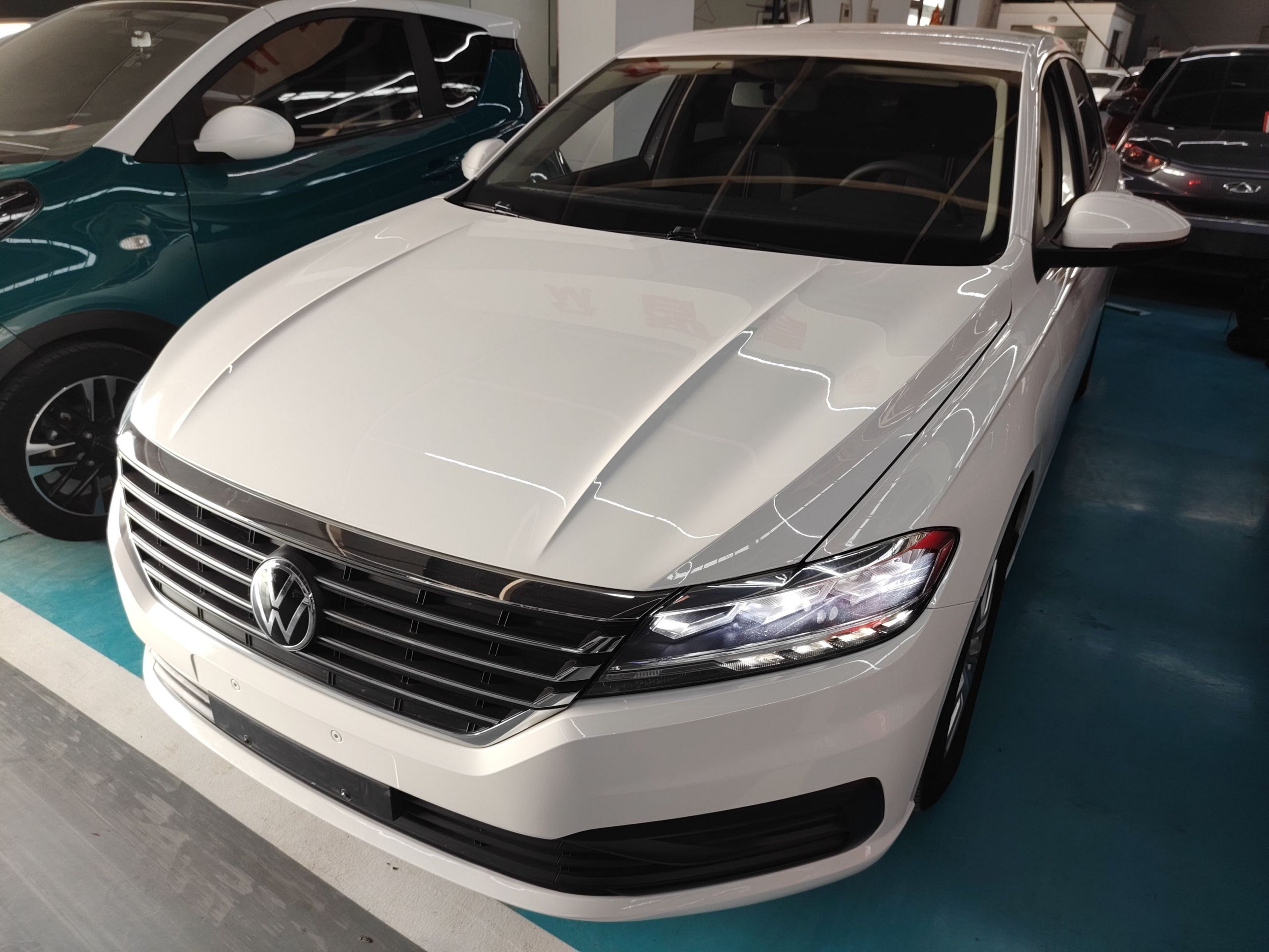 Под передней частью автомобиля